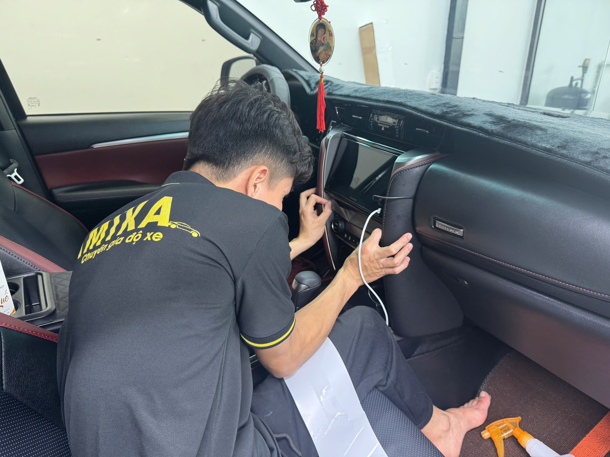 Kỹ thuật viên dán PPF nội thất