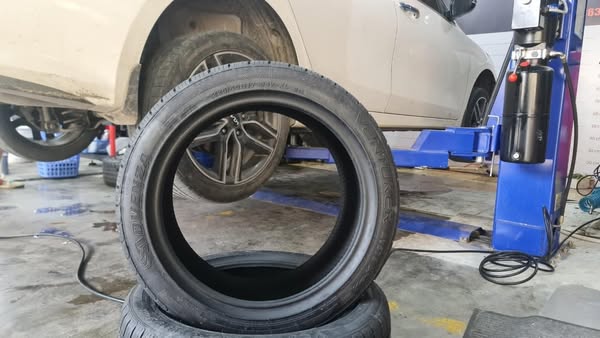 Lốp xe ô tô bị hỏng