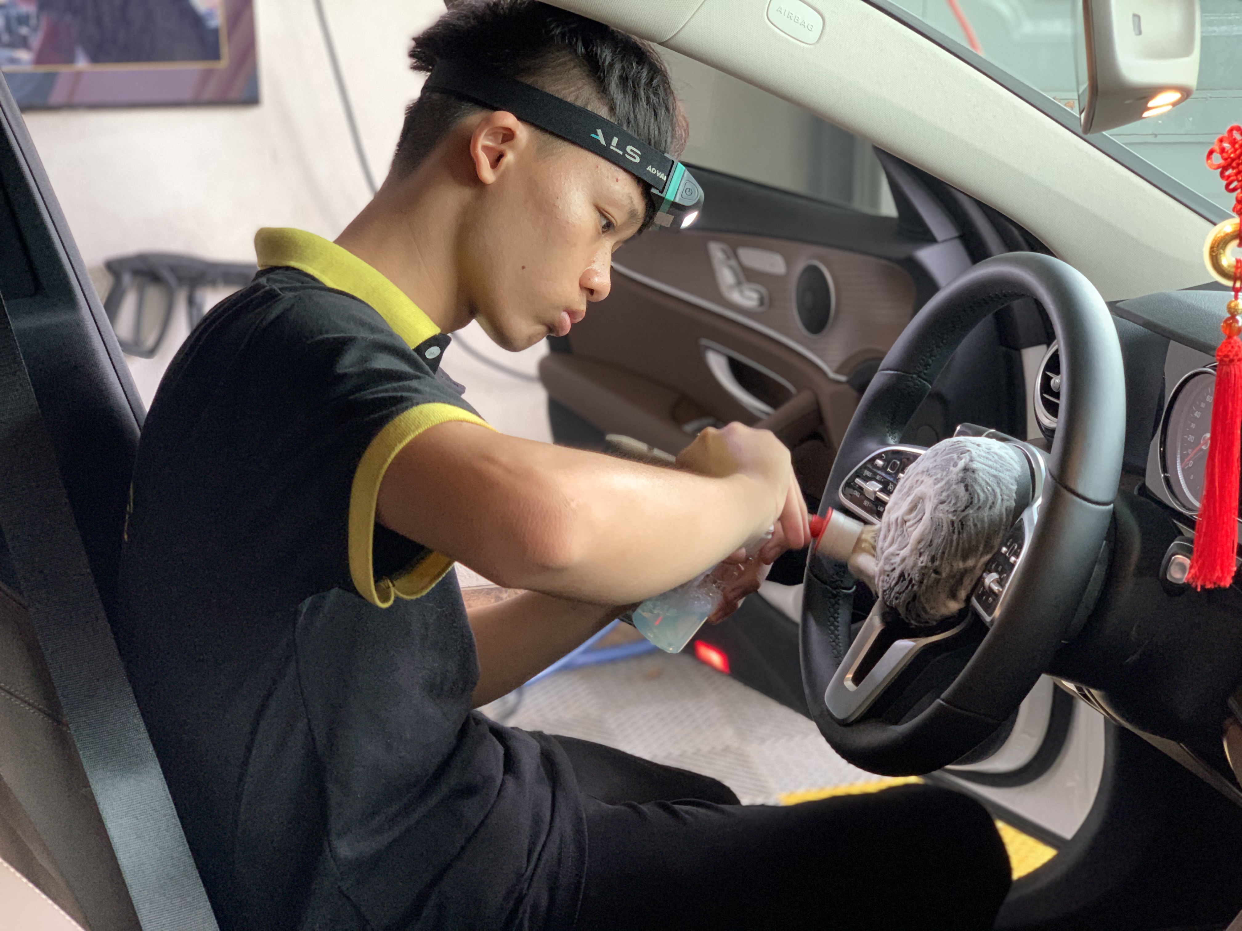 Vệ sinh toàn bộ nội thất ô tô