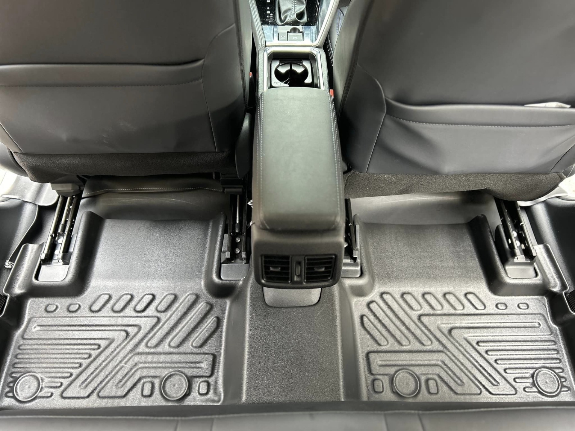 Thảm sàn nhựa đúc NCAR cho VF3