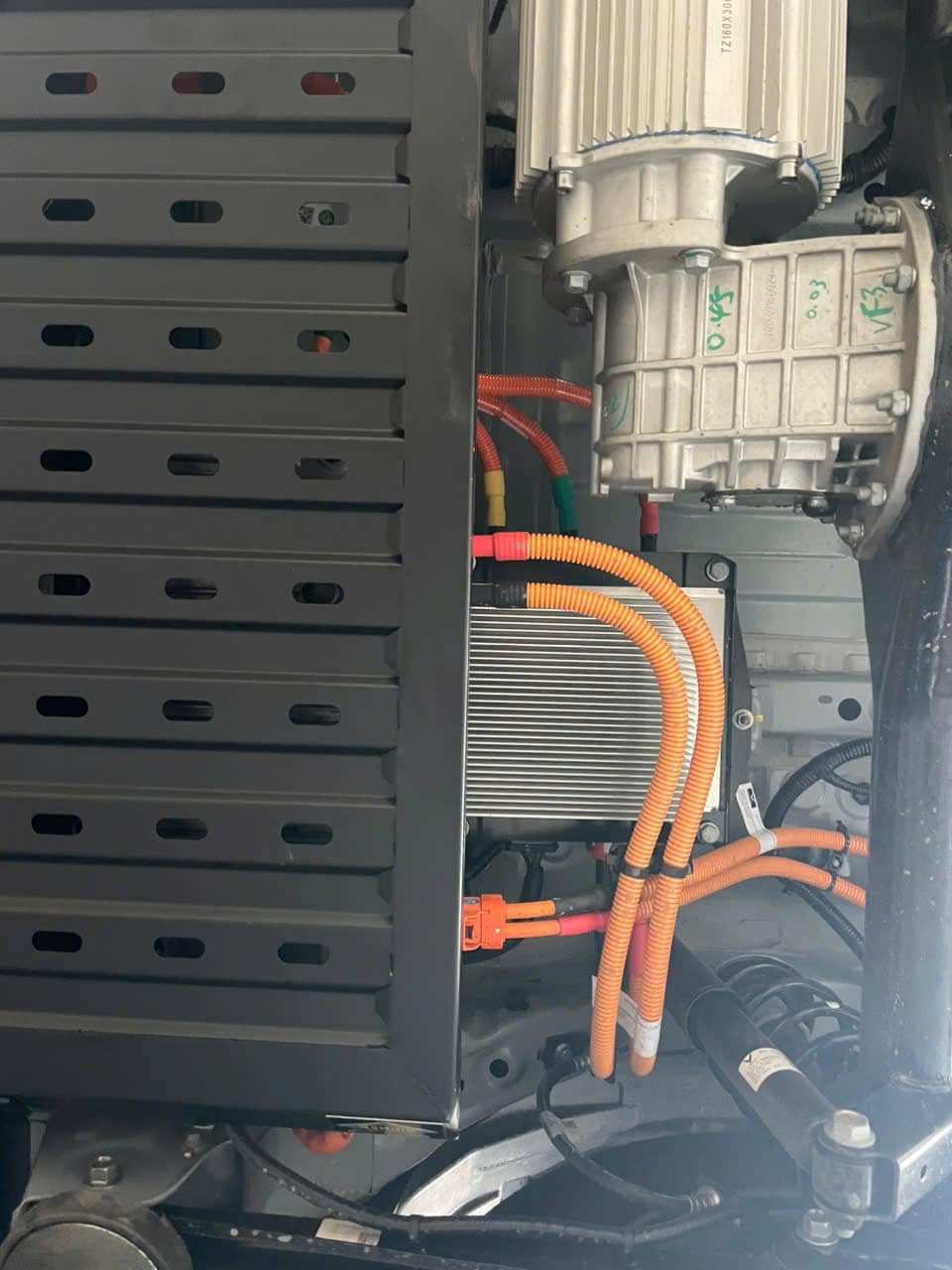 lắp tấm ốp bảo vệ xe vf3