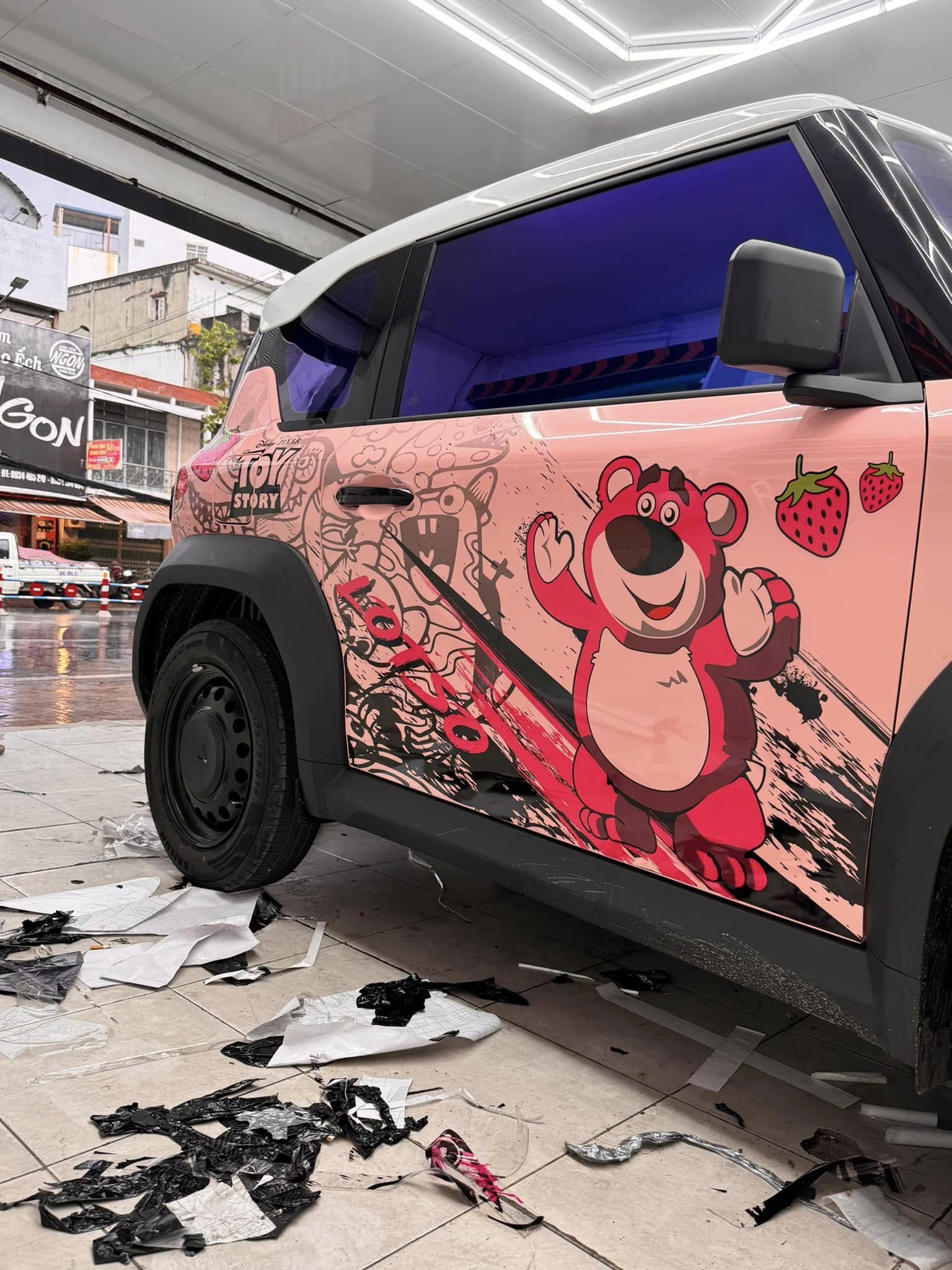 Dán decal gấu dâu lotso cho VF3 gần đây