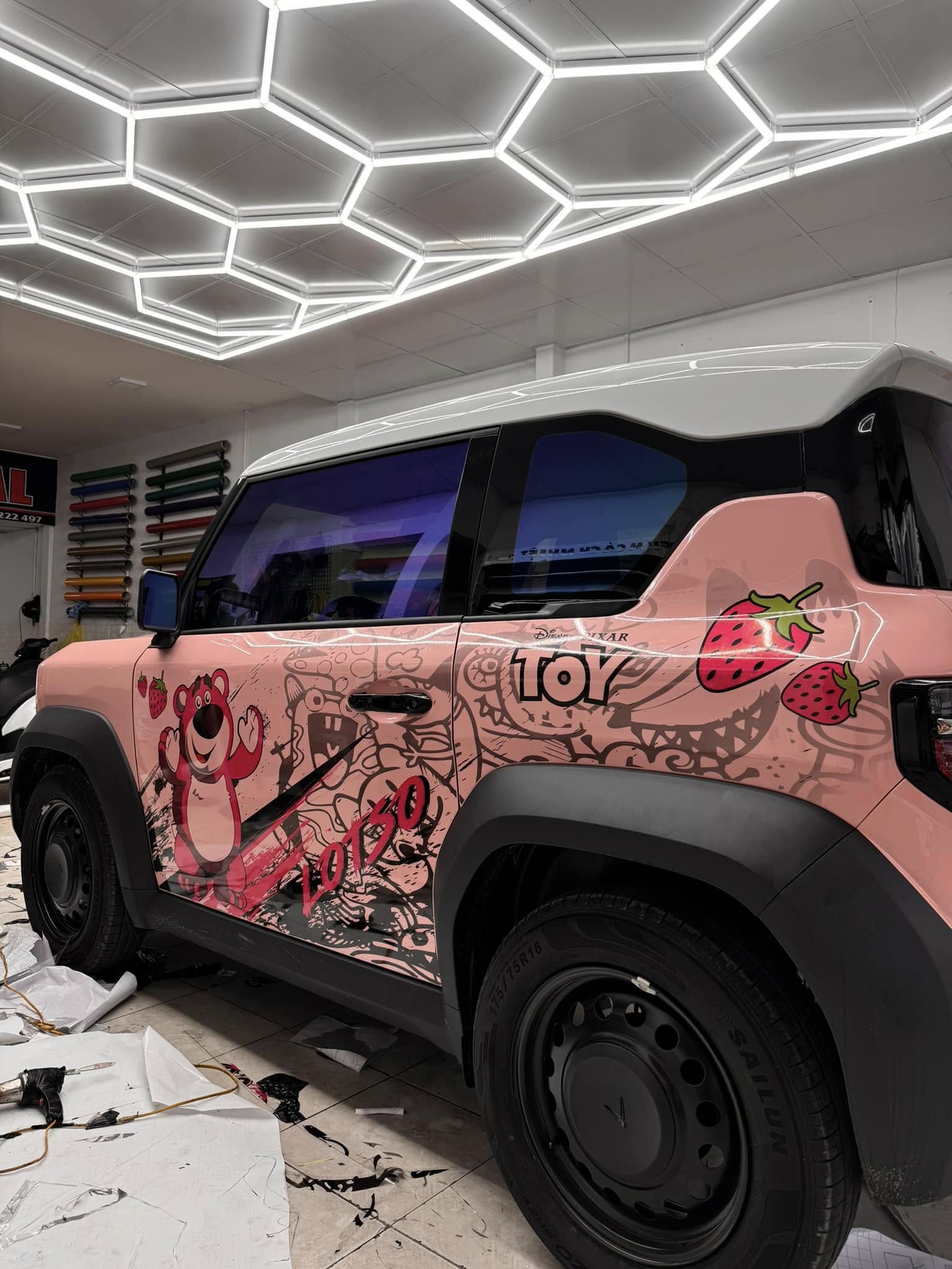 Dán decal gấu dâu lotso cho VF3