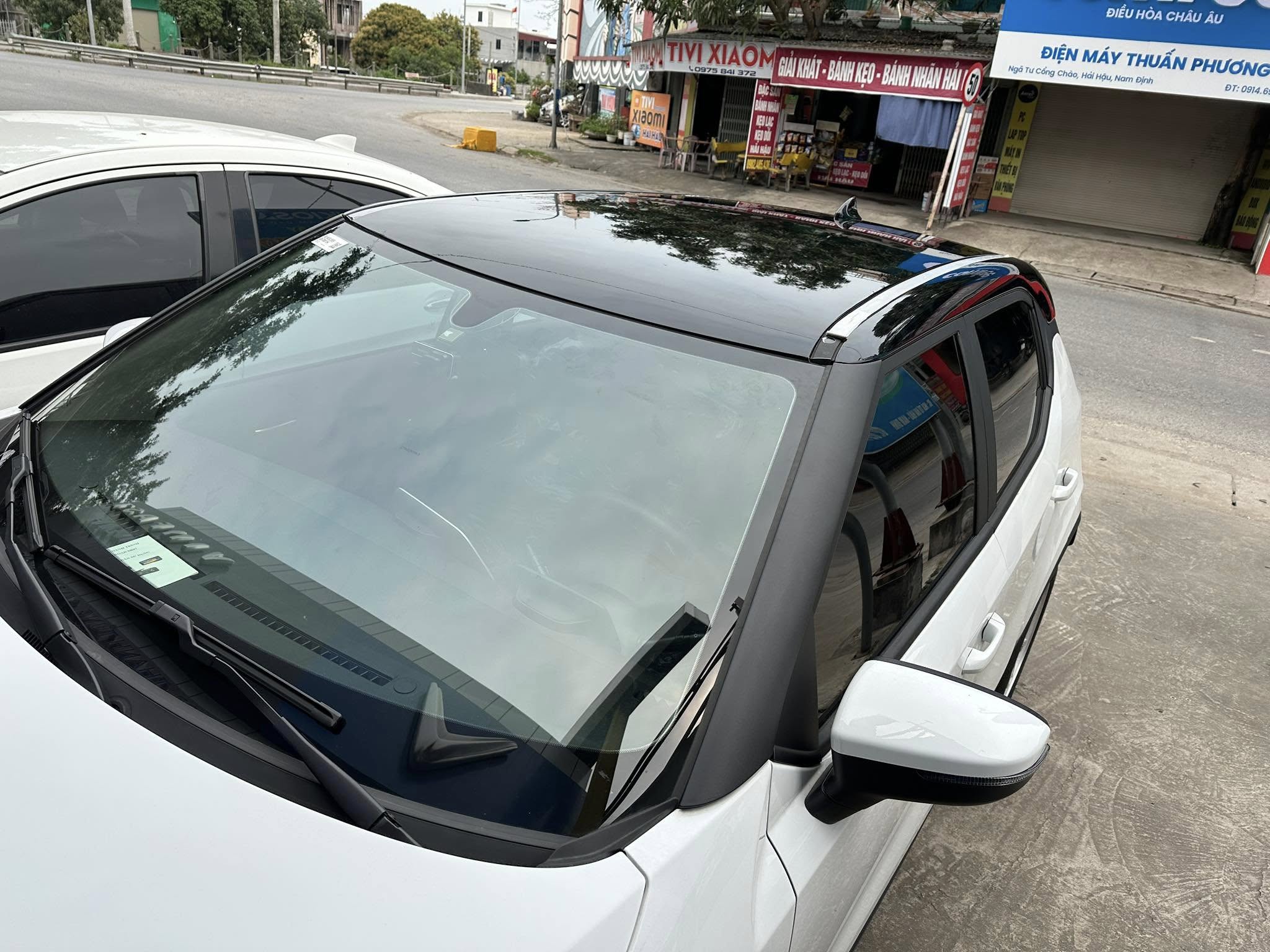 Dán nóc đen xe Vinfast VF5 gần đây