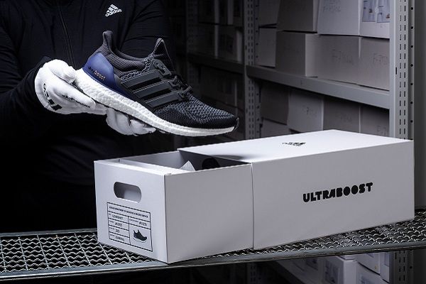 Sự trở lại của adidas UltraBoost OG vào cuối năm