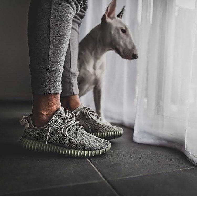 adidas Yeezy Boost 350 giành vị trí á quân với hơn 4,1 triệu bài đăng trên Instagram