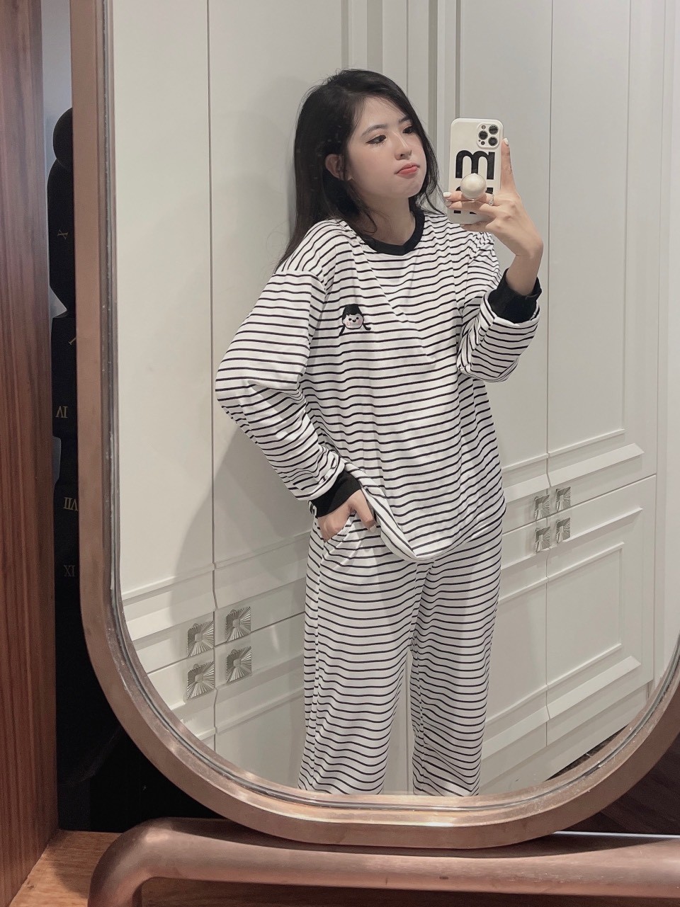 Bộ Kẻ Ngang 2 Màu Thêu Bé Gái