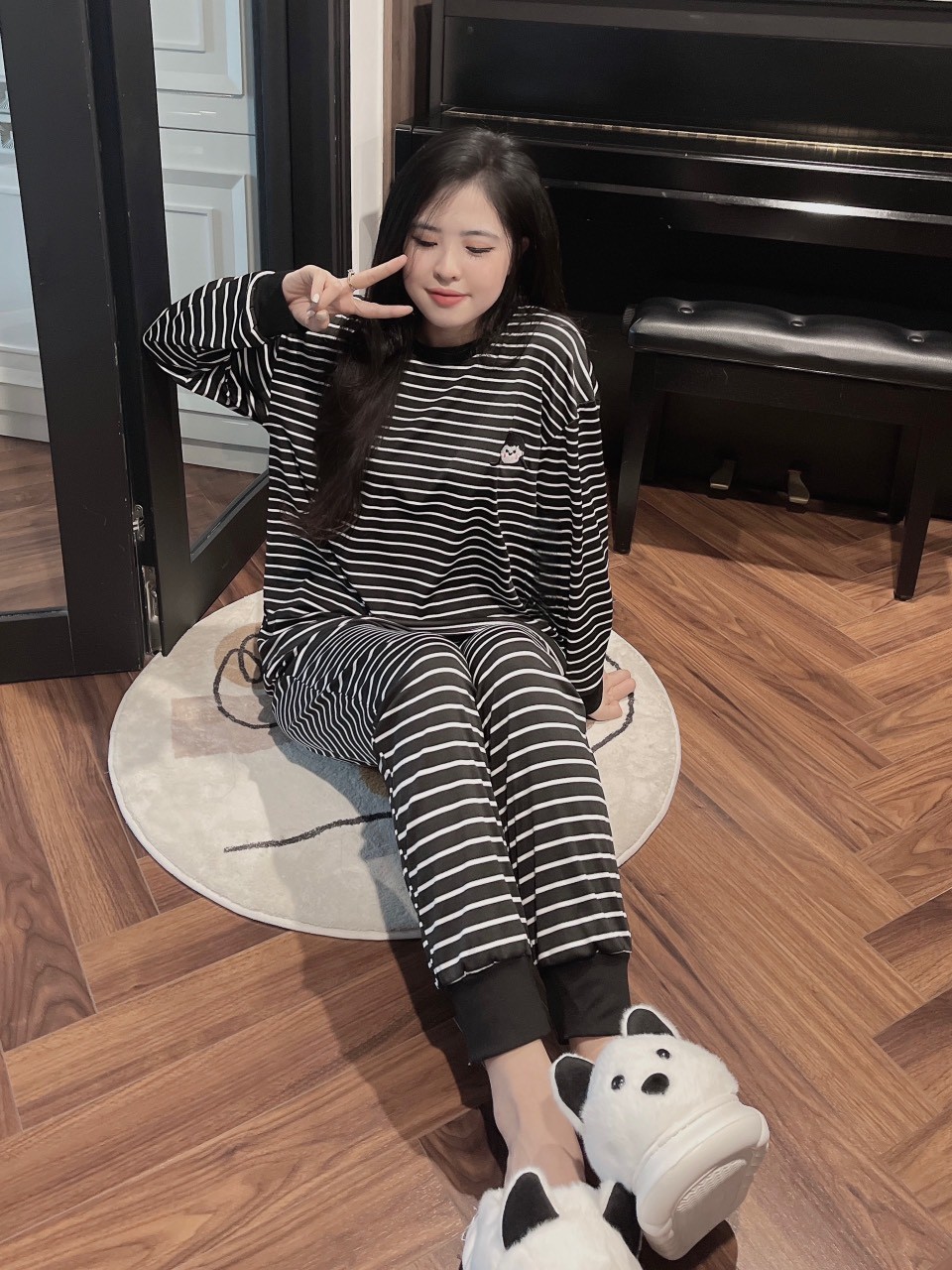 Bộ Kẻ Ngang 2 Màu Thêu Bé Gái
