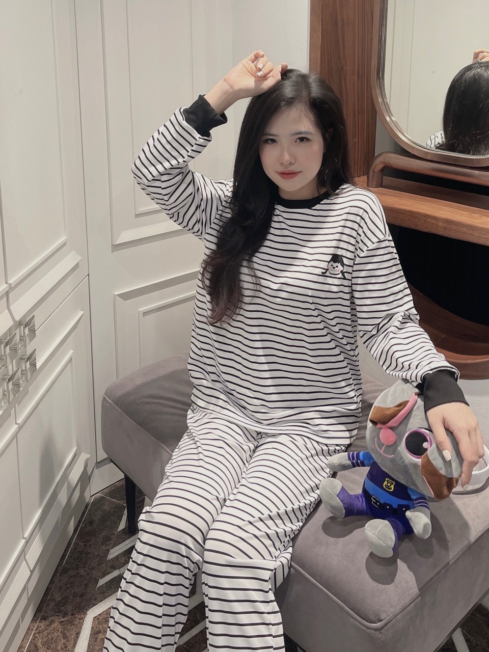 Bộ Kẻ Ngang 2 Màu Thêu Bé Gái