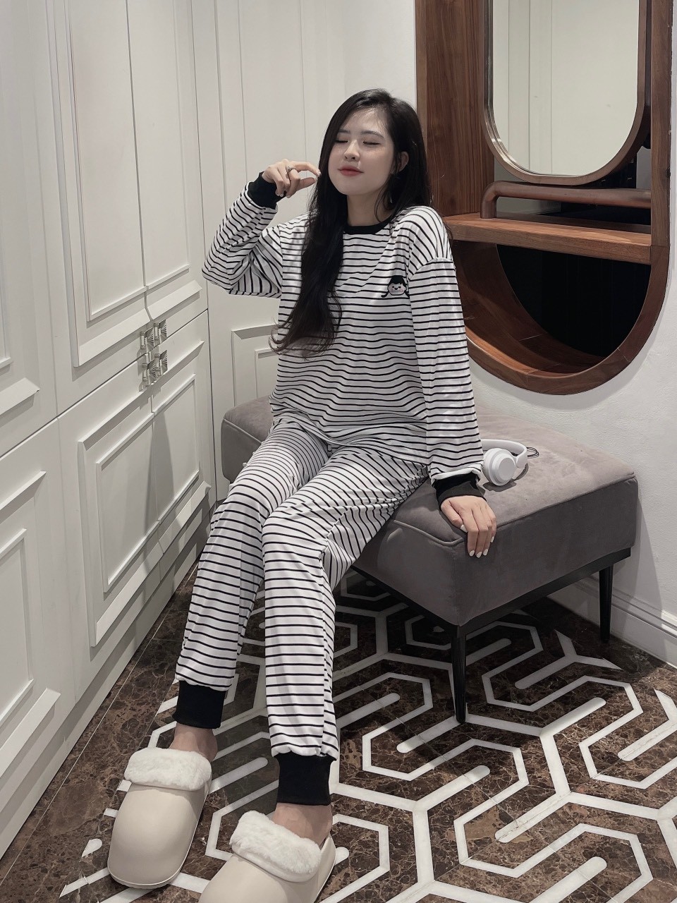Bộ Kẻ Ngang 2 Màu Thêu Bé Gái