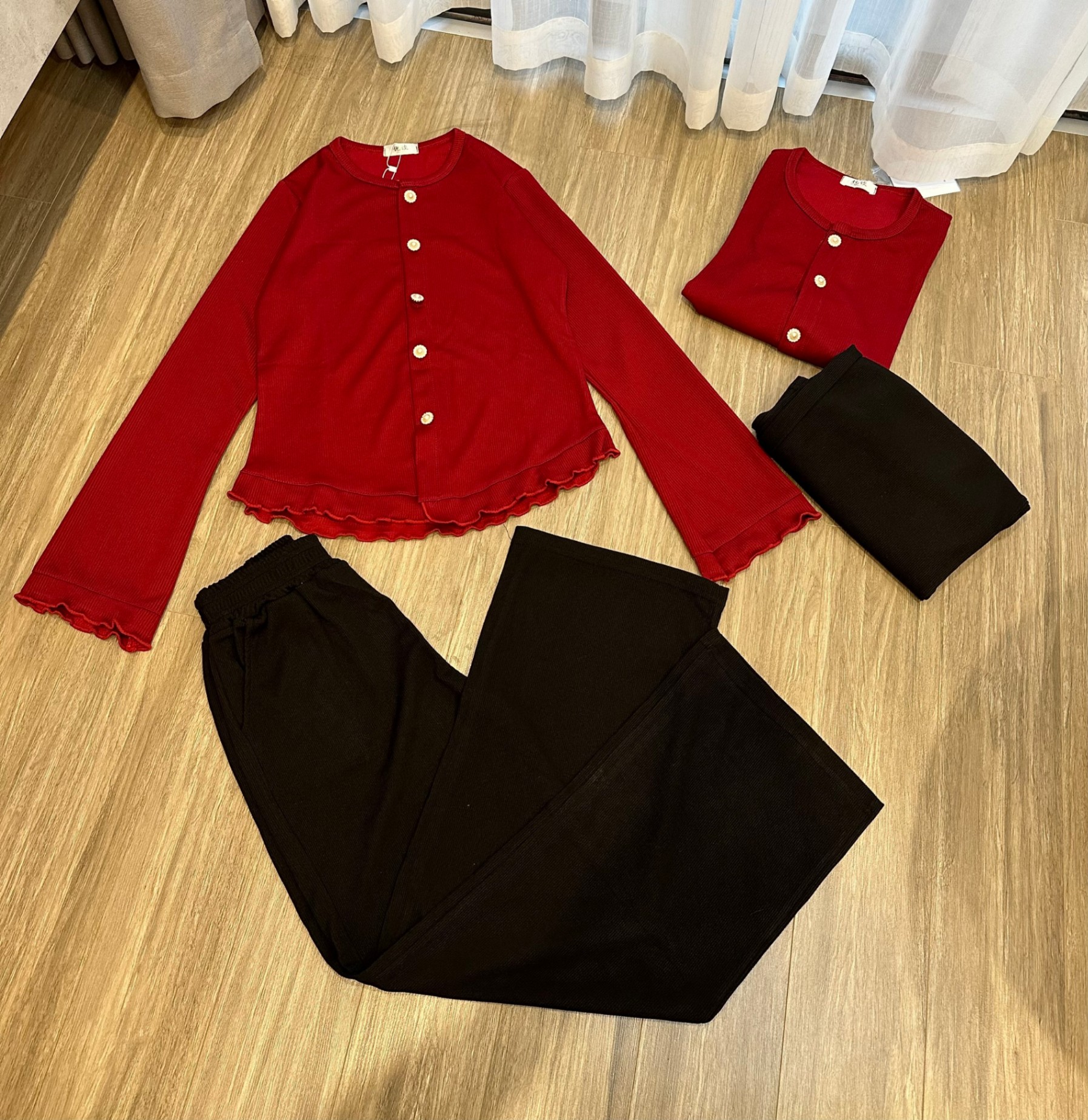 Bộ Quần Đen Áo Tăm Đỏ Loe Tay