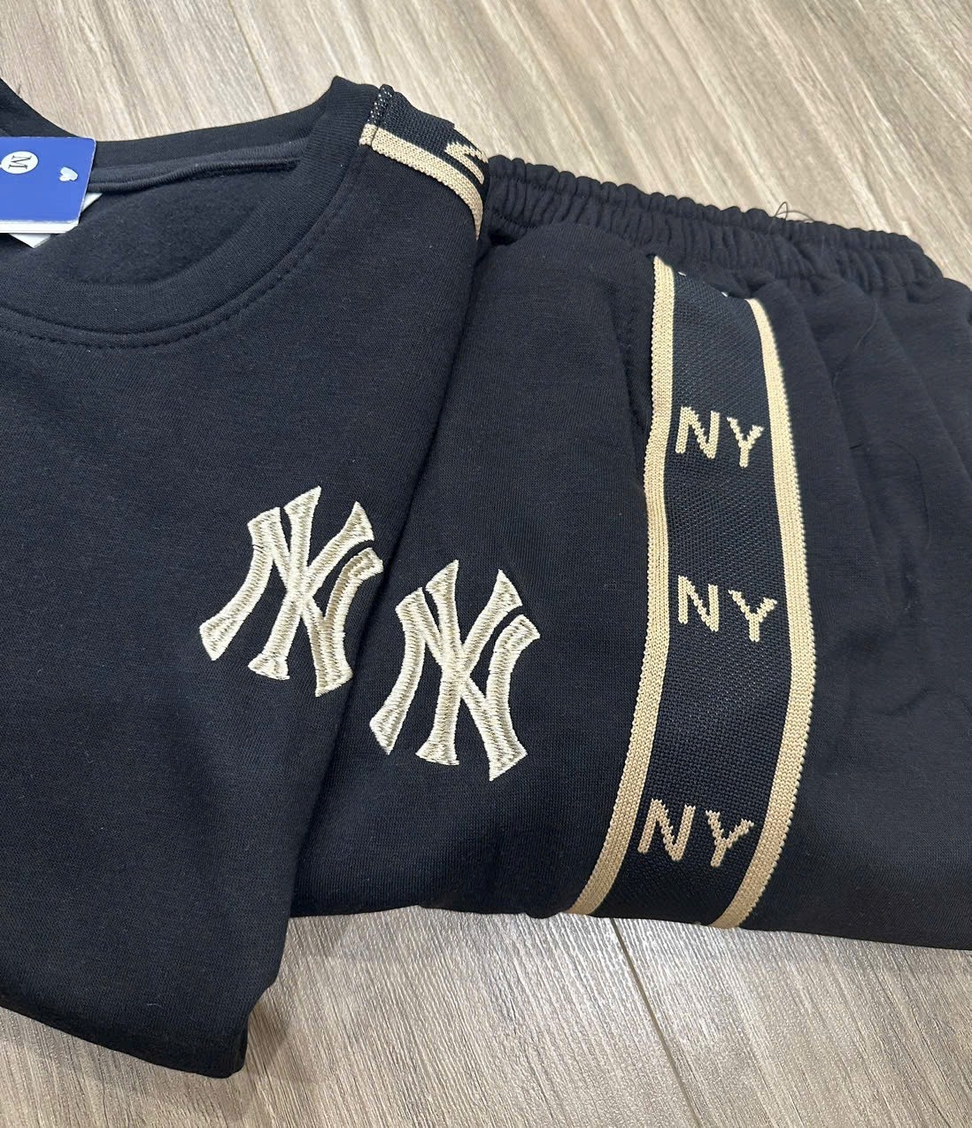 Bộ Nỉ Thêu Logo NY Chạy Dây Dệt