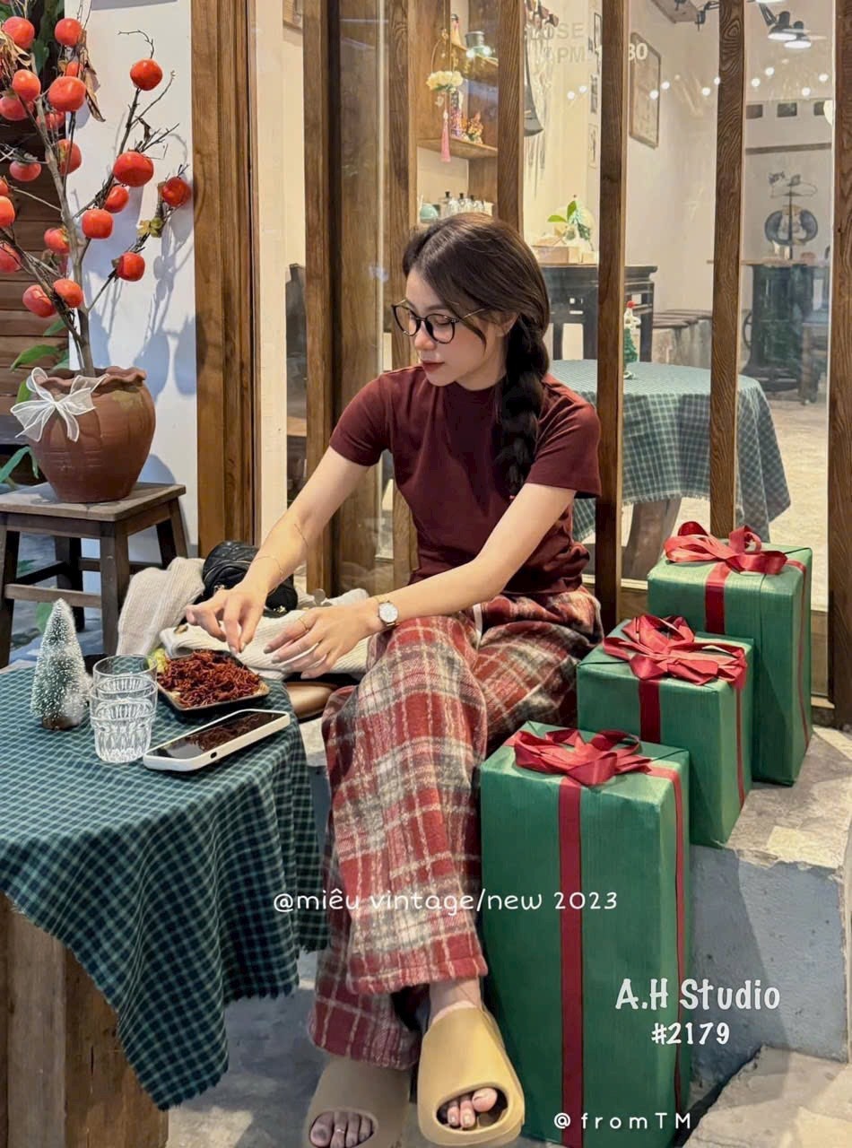 Bộ Quần Dạ Kẻ Đỏ Áo Zíp Ngắn Tay