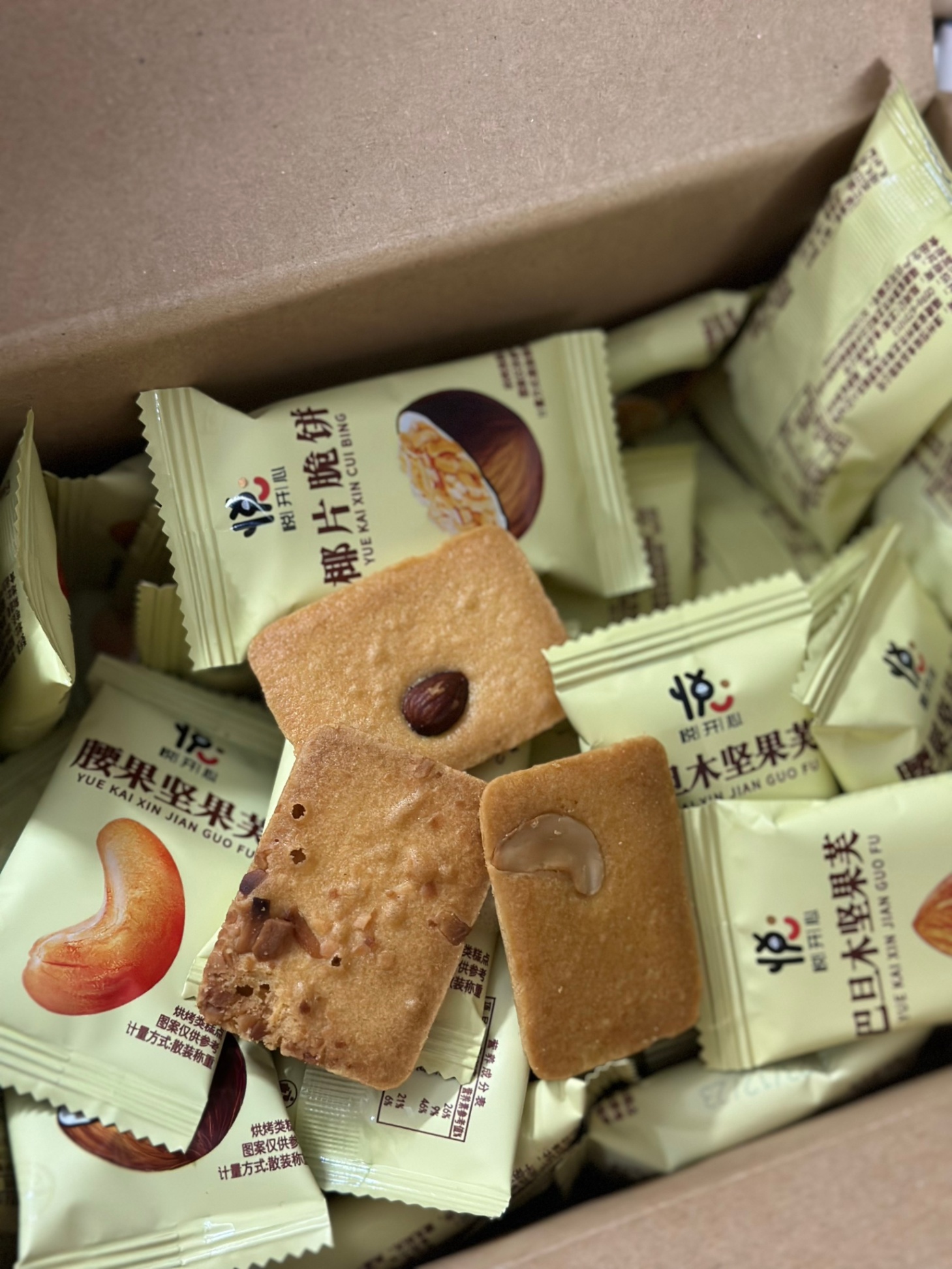 thùng bánh quy hạt dinh dưỡng Nagano nut cake