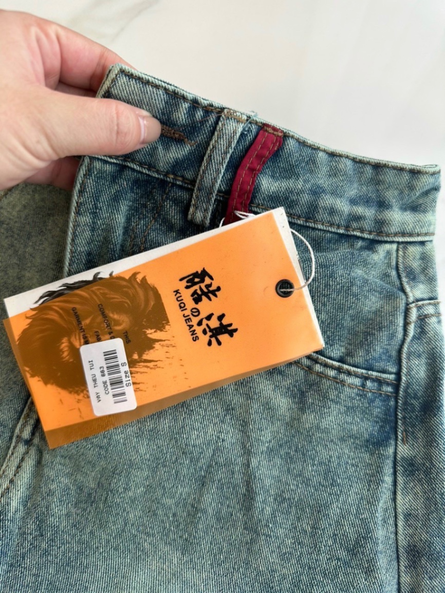 Chân váy bò thêu túi đỏ