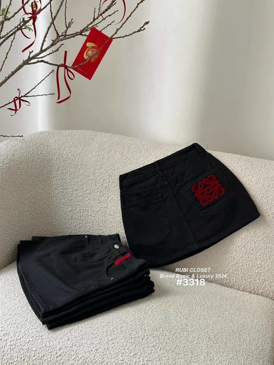 Chân váy bò thêu túi đỏ