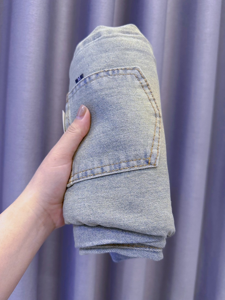 Quần Jeans Xanh Nhạt Ống Đứng Gấu Tua Rua