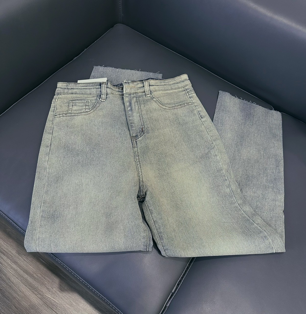 Quần Jeans Xanh Nhạt Ống Đứng Gấu Tua Rua