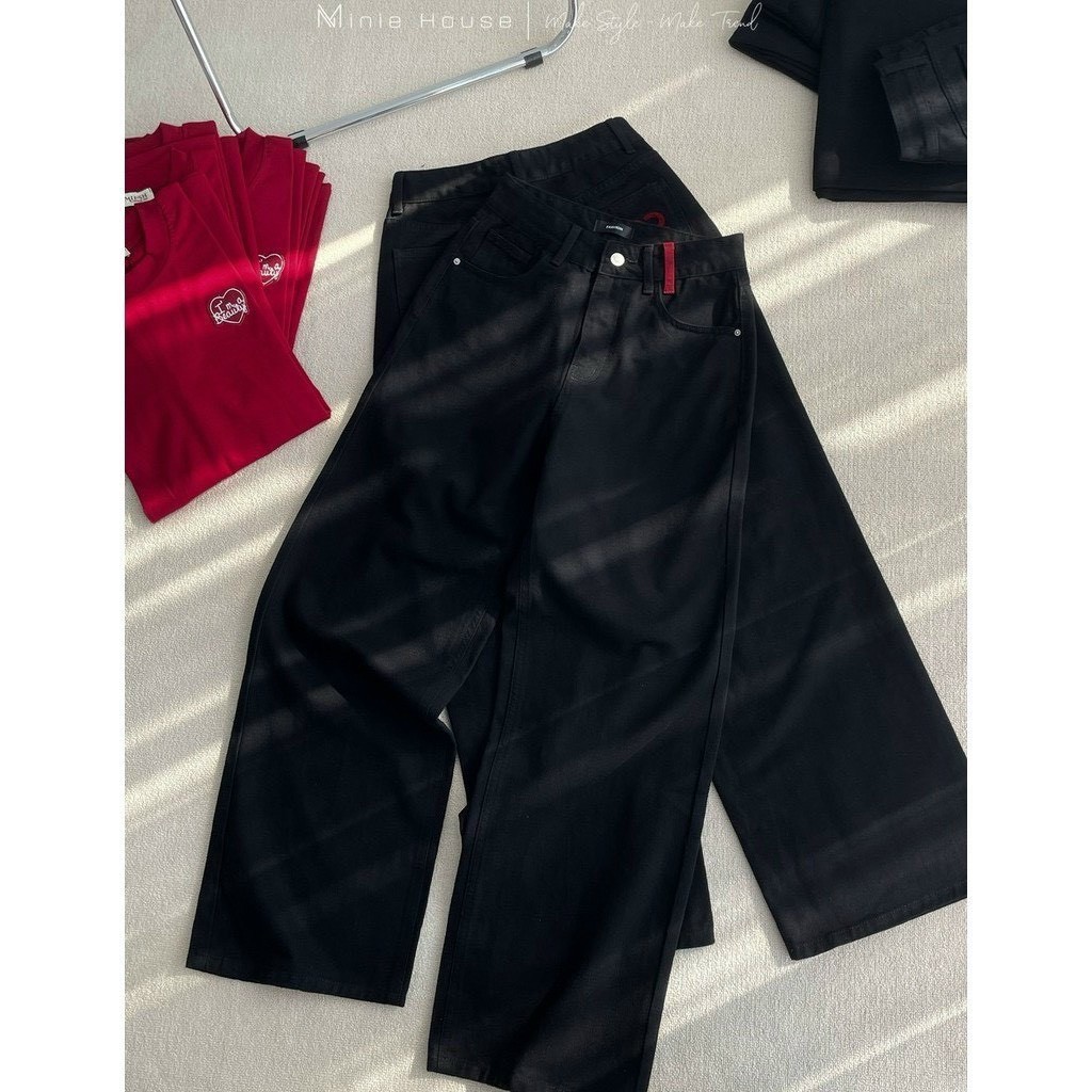 Quần Jeans Suông Đen Thêu Túi Đỏ