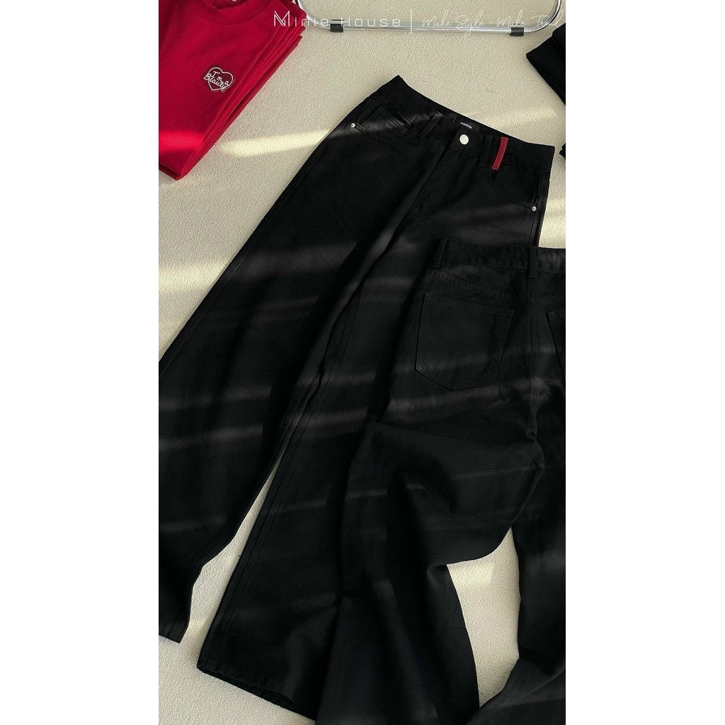 Quần Jeans Suông Đen Thêu Túi Đỏ