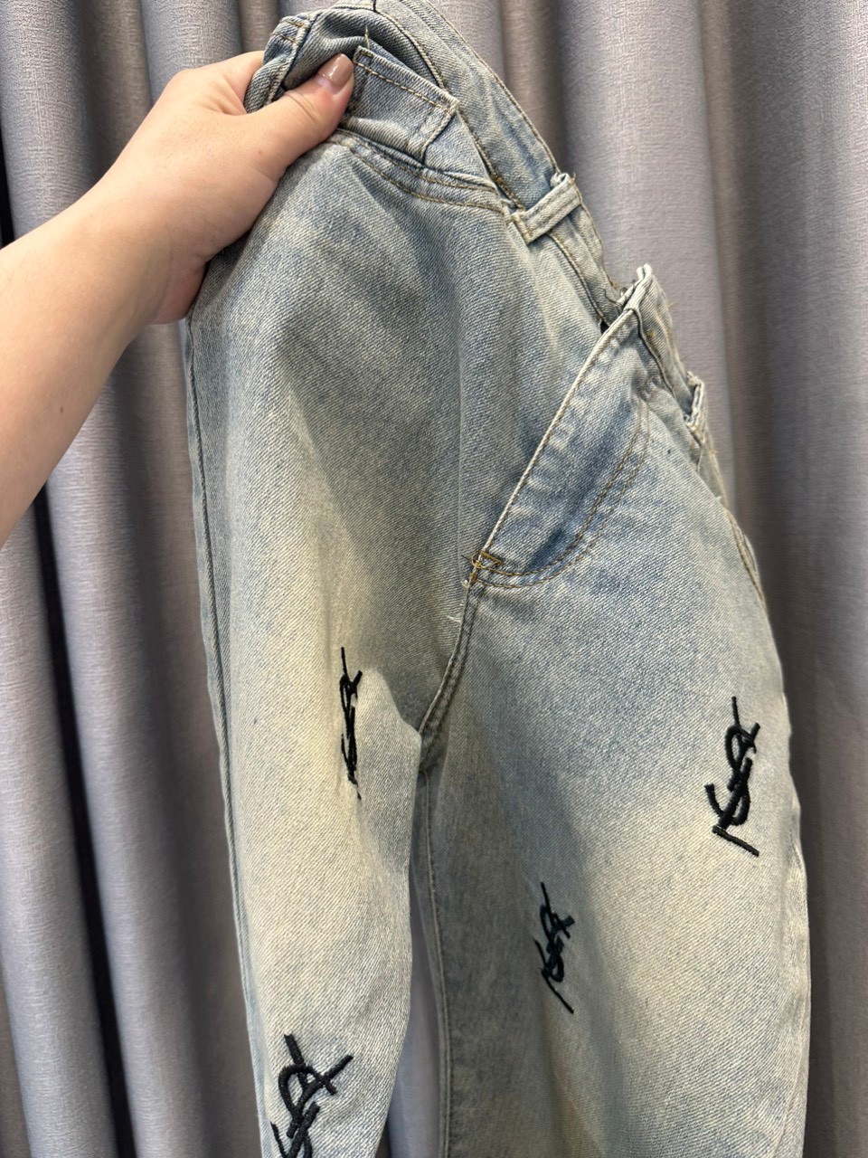 Quần Jeans Loe Xanh Nhạt Thêu YSL