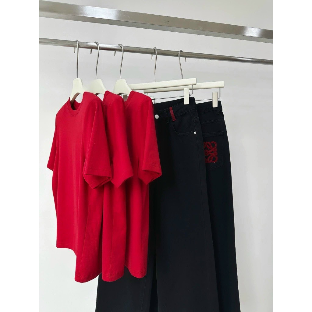 Quần Jeans Suông Đen Thêu Túi Đỏ