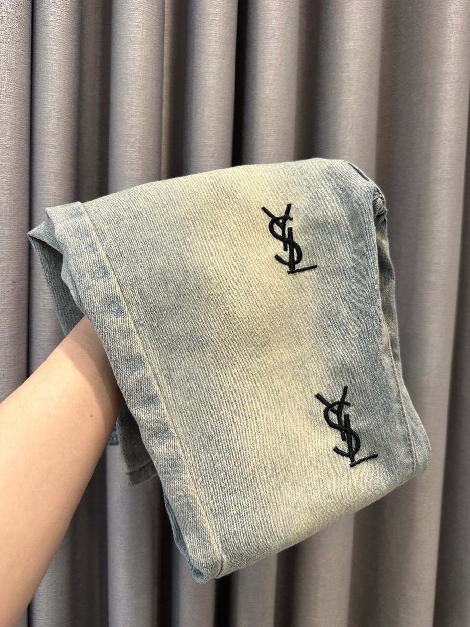 Quần Jeans Loe Xanh Nhạt Thêu YSL