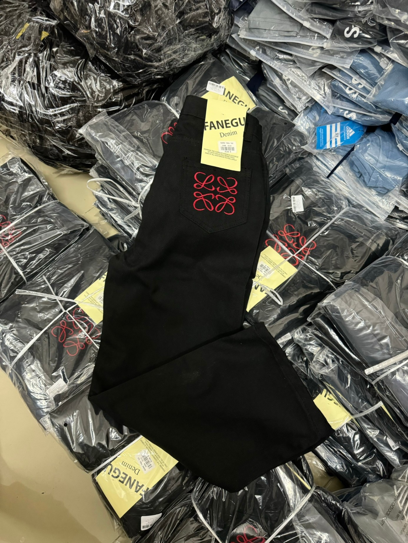 Quần Jeans Suông Đen Thêu Túi Đỏ