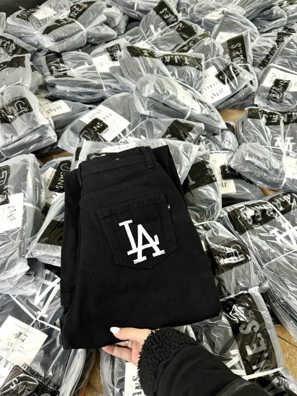 Quần Jeans Đen Suông Túi In LA