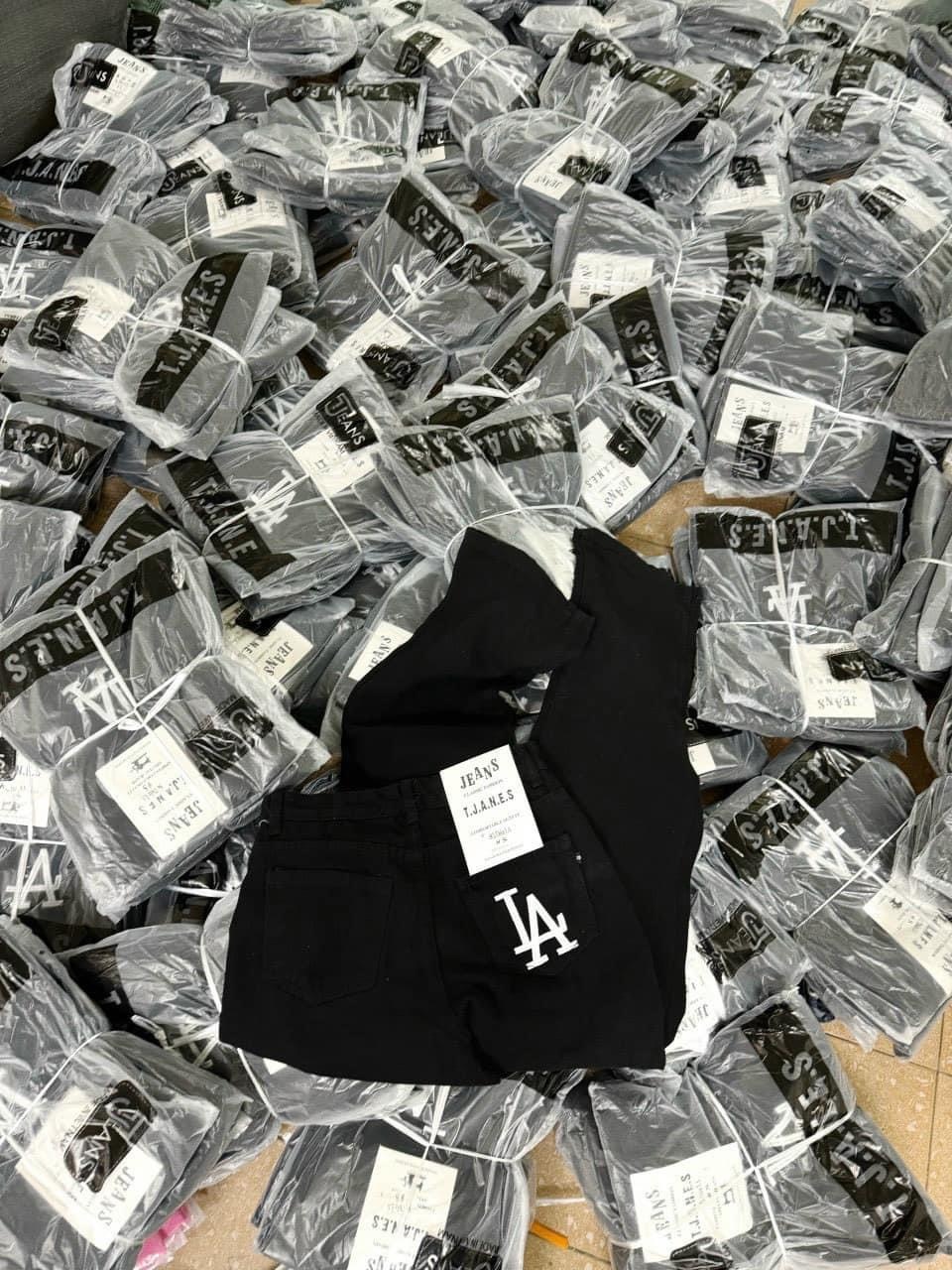 Quần Jeans Đen Suông Túi In LA