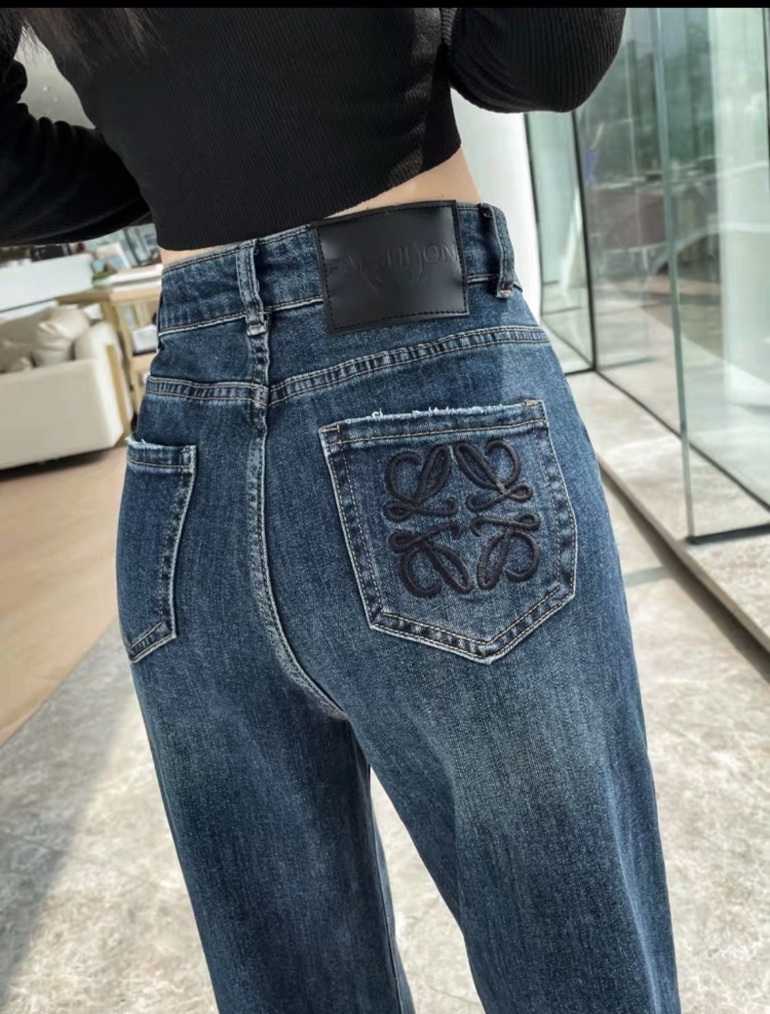 Quần Jeans Suông Thêu Túi Đen