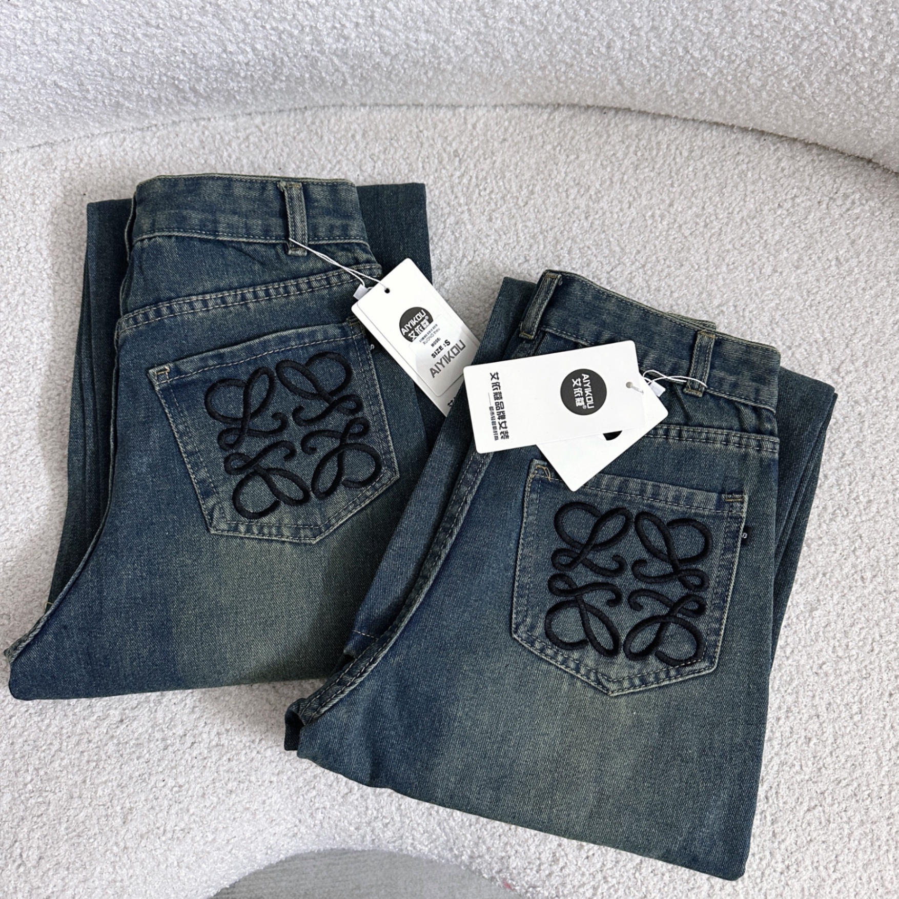 Quần Jeans Suông Thêu Túi Đen