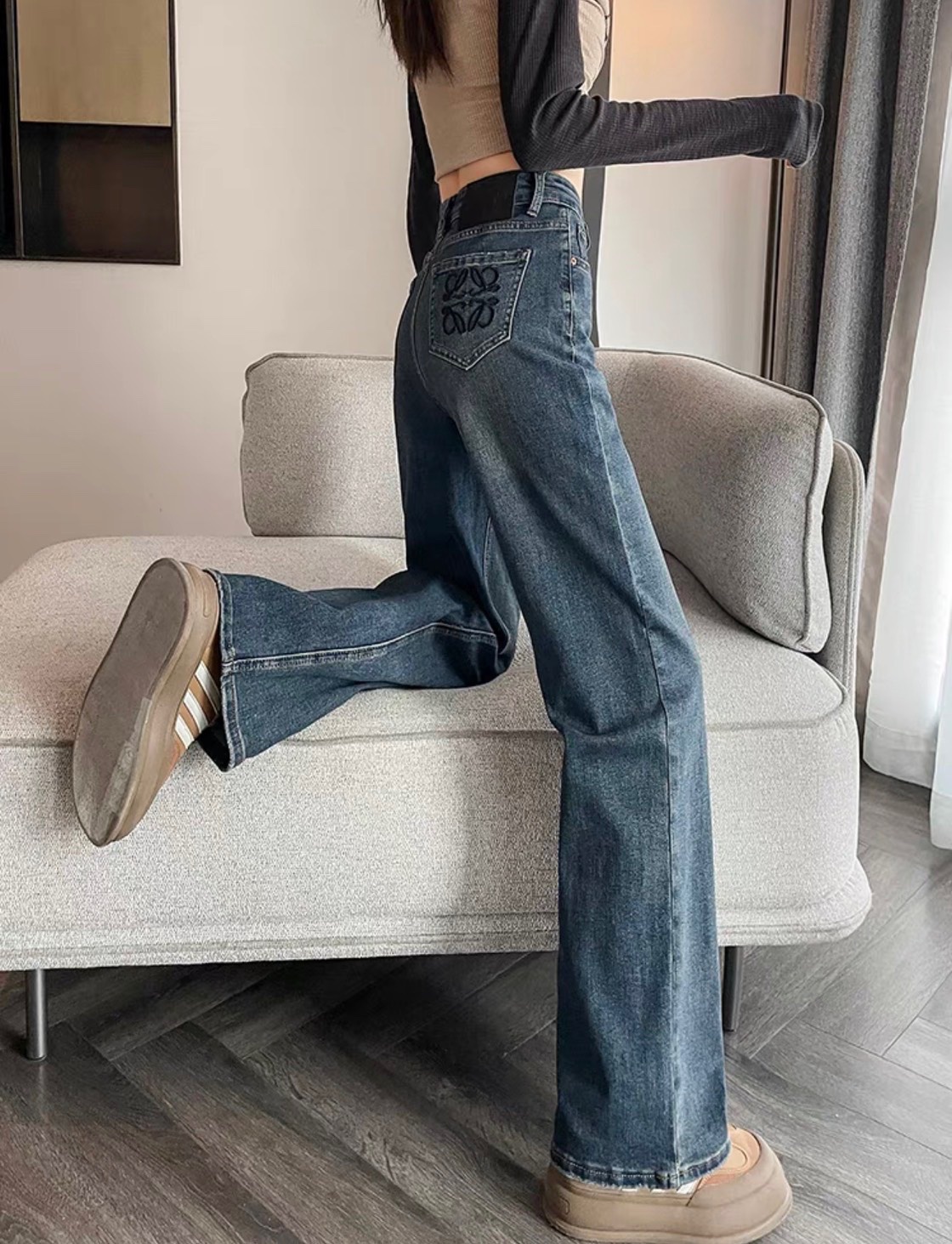 Quần Jeans Suông Thêu Túi Đen