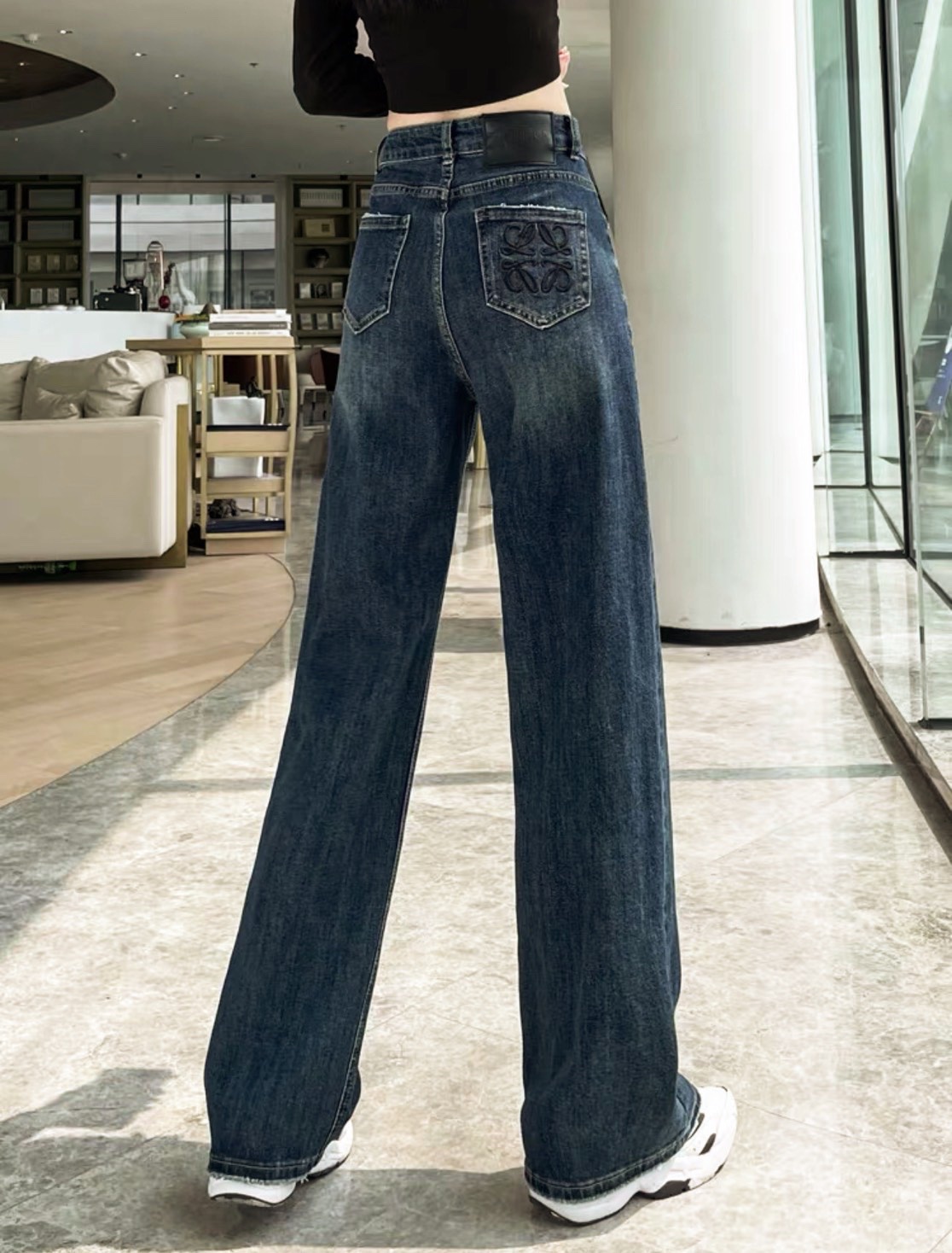 Quần Jeans Suông Thêu Túi Đen