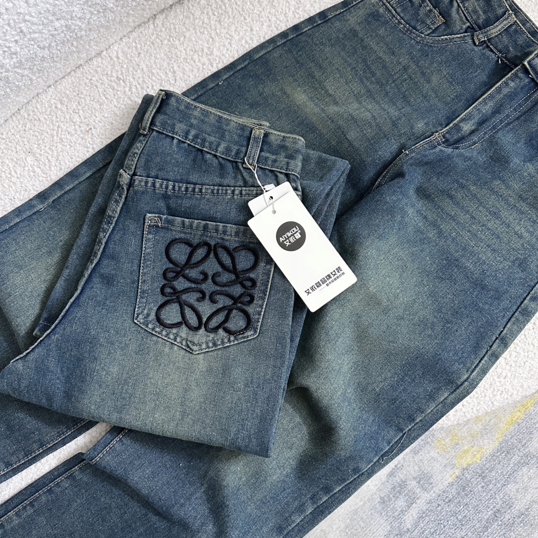 Quần Jeans Suông Thêu Túi Đen