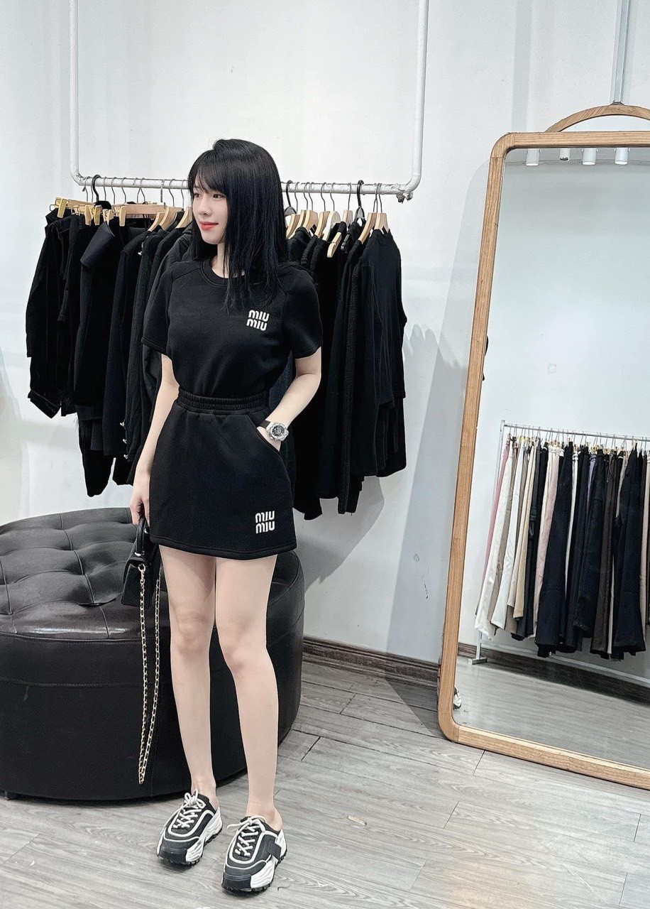 Sét CV Ngắn Áo Phông Miu Miu 2 Màu
