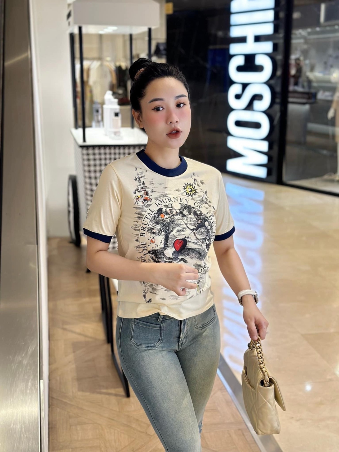 Áo phông be hoạ tiết Dior cổ than