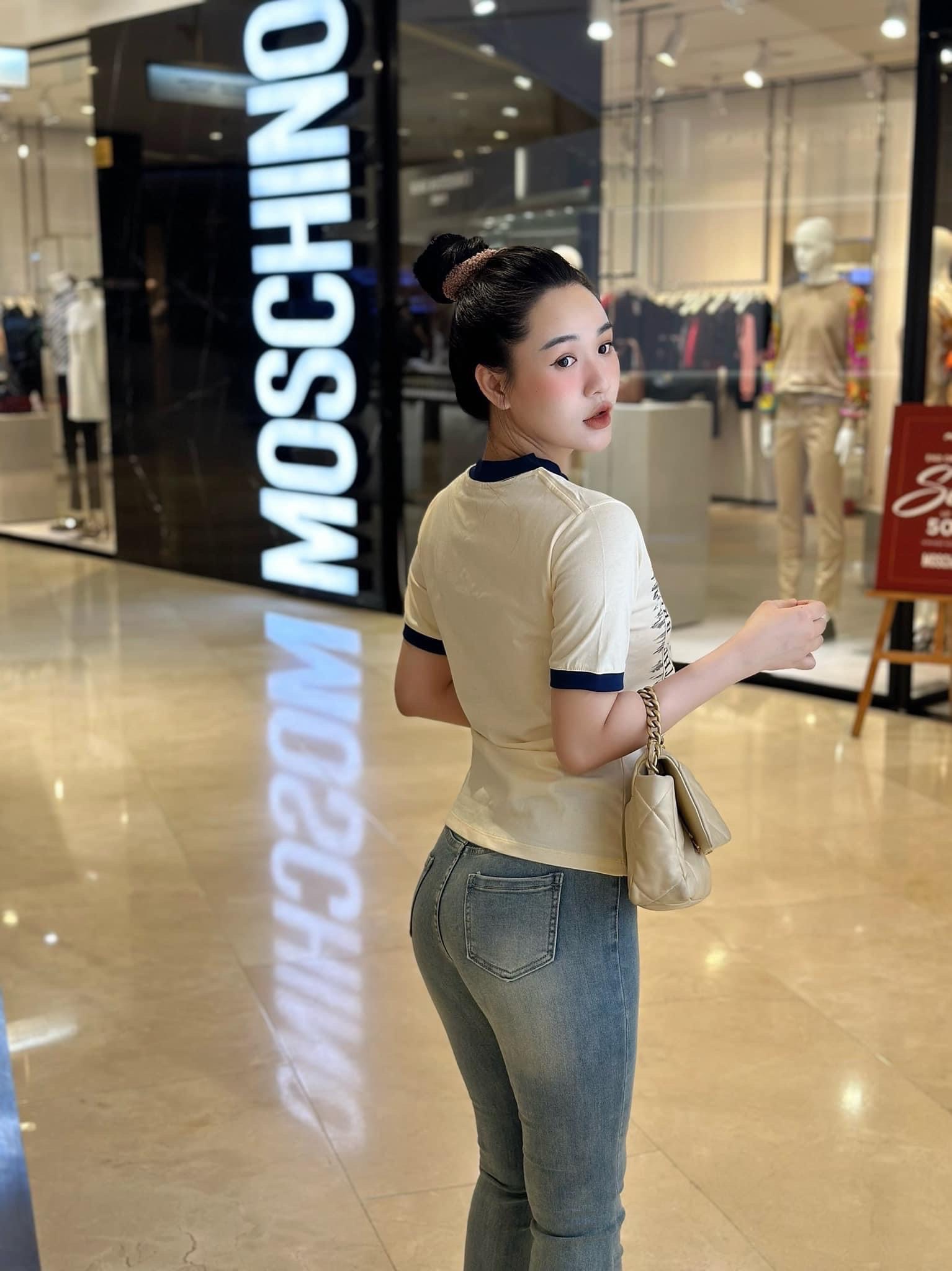 Áo phông be hoạ tiết Dior cổ than