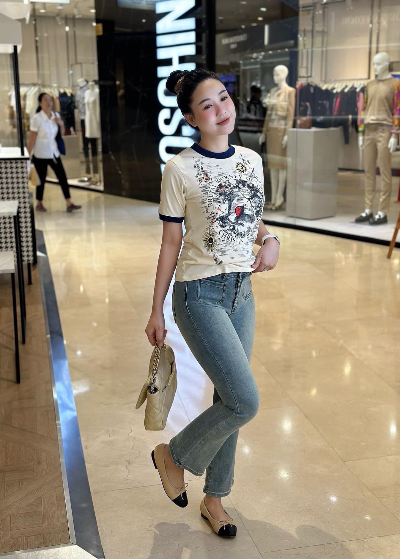 Áo phông be hoạ tiết Dior cổ than