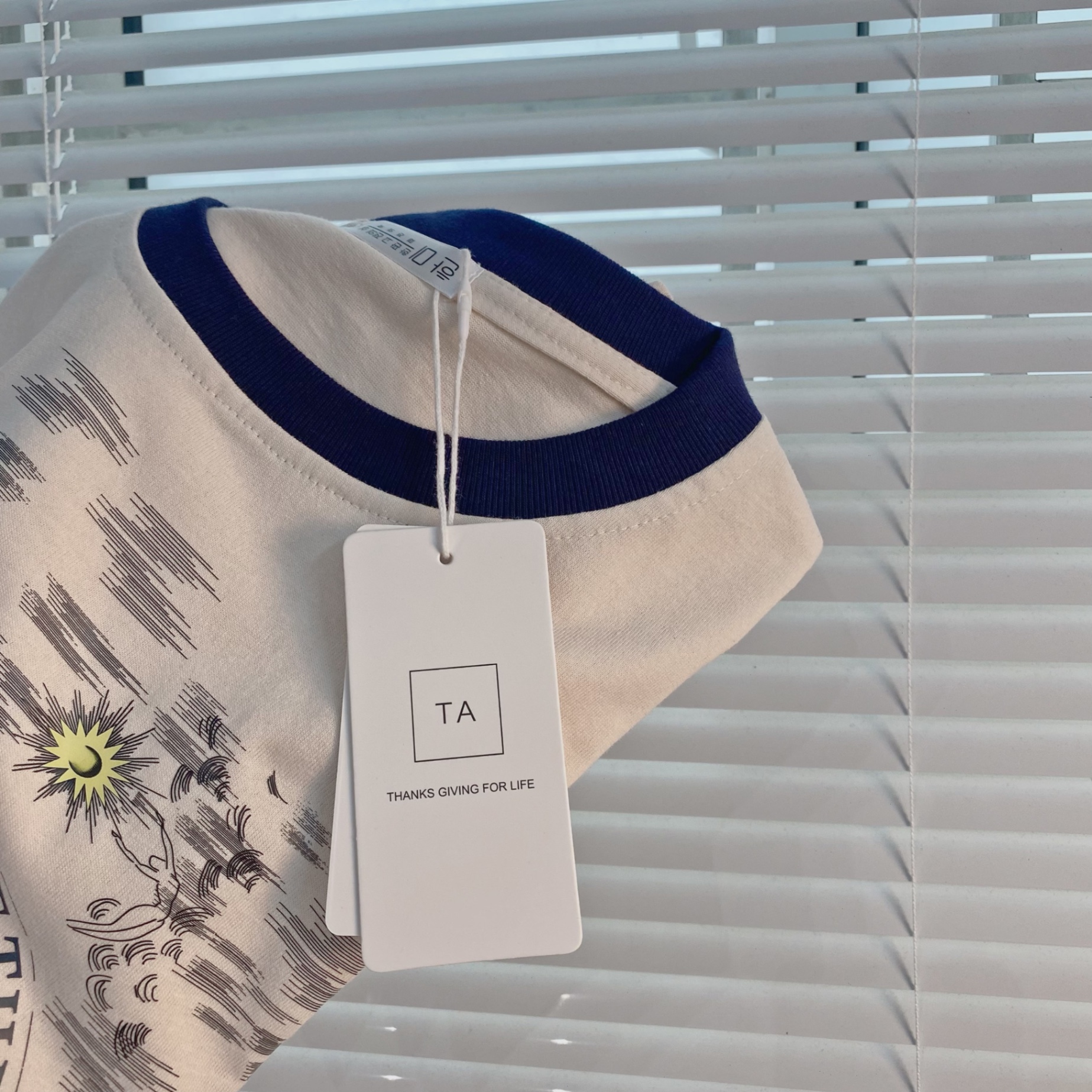 Áo phông be hoạ tiết Dior cổ than