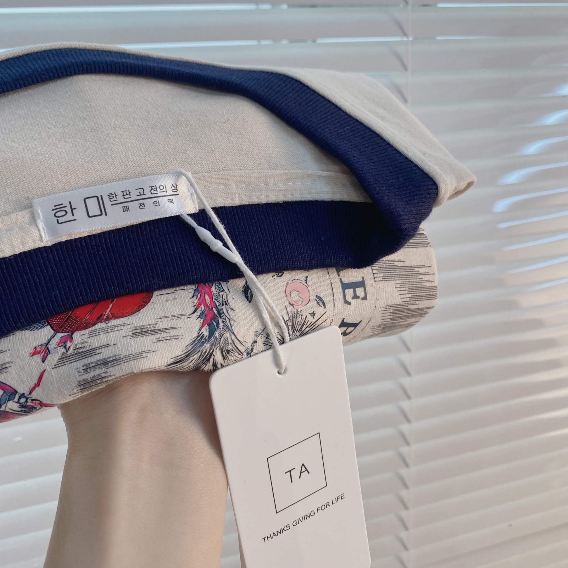 Áo phông be hoạ tiết Dior cổ than