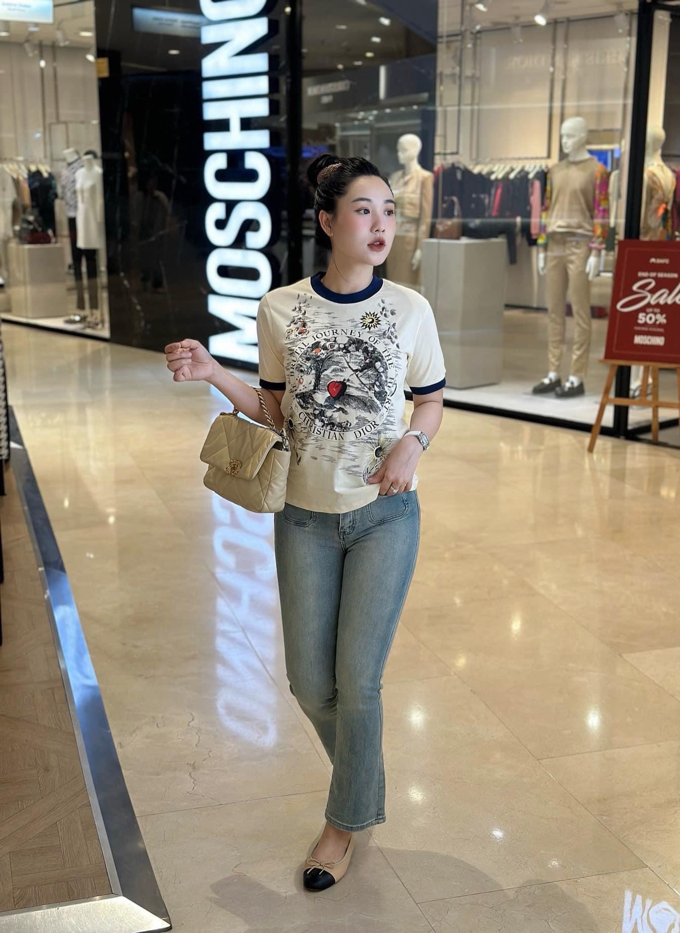 Áo phông be hoạ tiết Dior cổ than