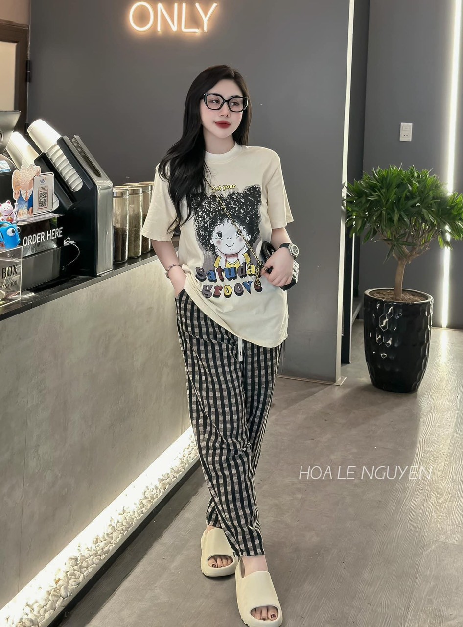 Bộ Quần Kẻ Áo Be In Bé Gái Tóc Xoăn