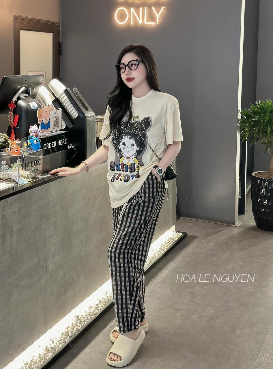 Bộ Quần Kẻ Áo Be In Bé Gái Tóc Xoăn