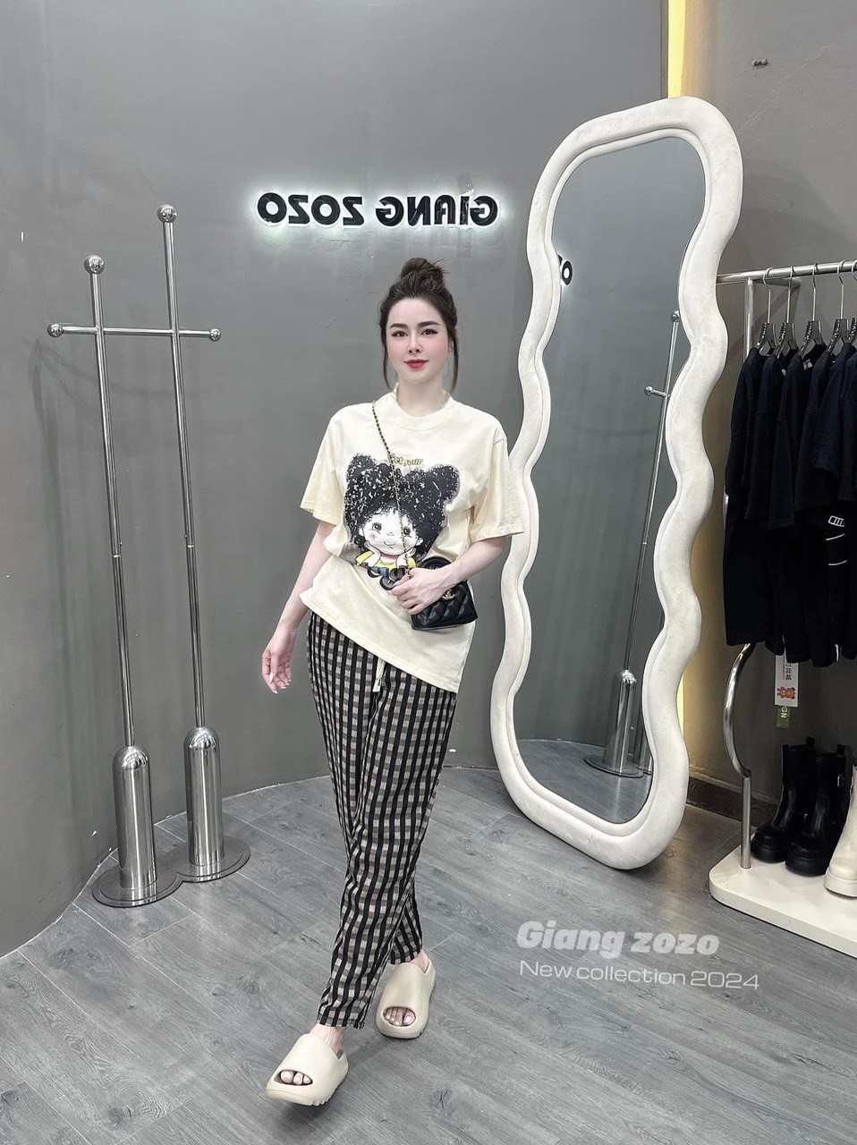 Bộ Quần Kẻ Áo Be In Bé Gái Tóc Xoăn