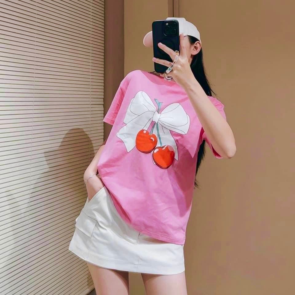 Áo Phông Hồng In Nơ Cherry