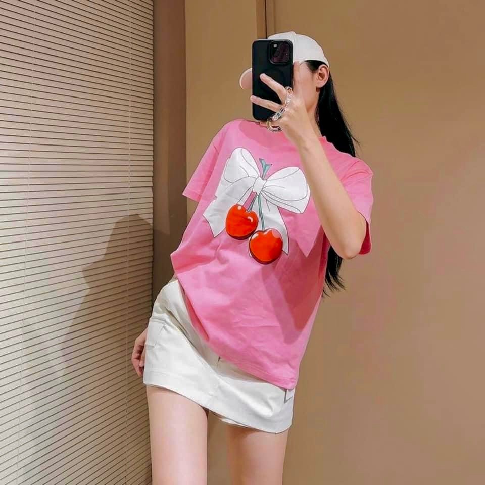 Áo Phông Hồng In Nơ Cherry