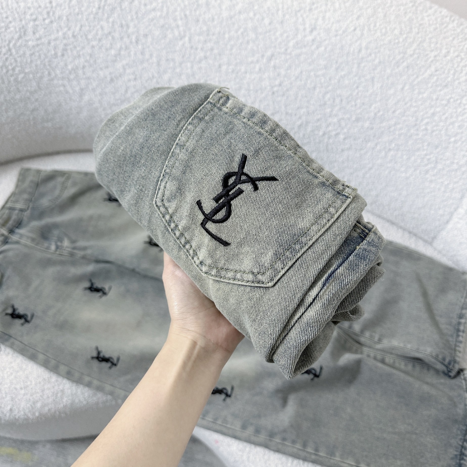 Quần Jeans Suông Thêu YSL