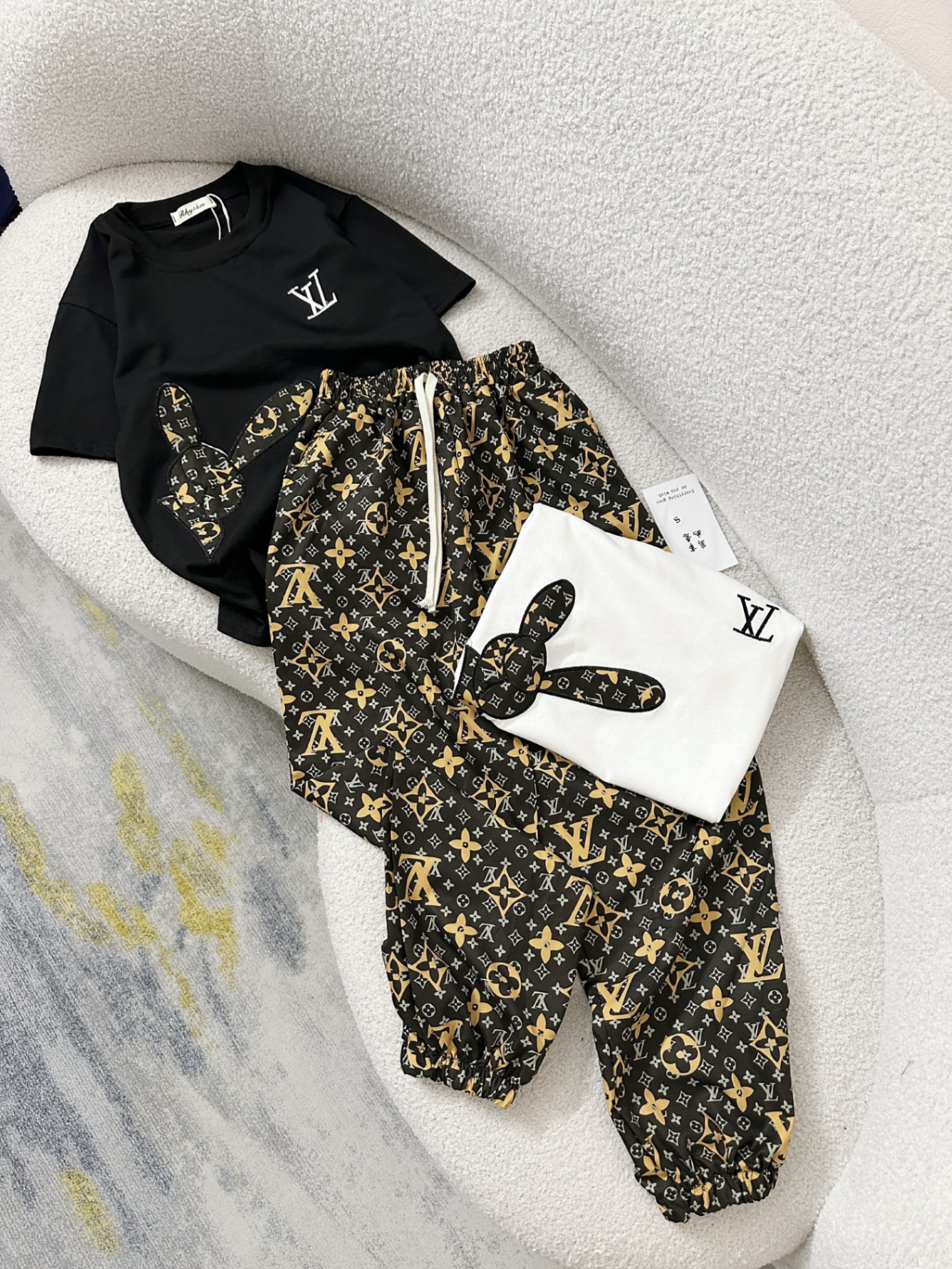 Bộ LV Tai Thỏ 2 Màu