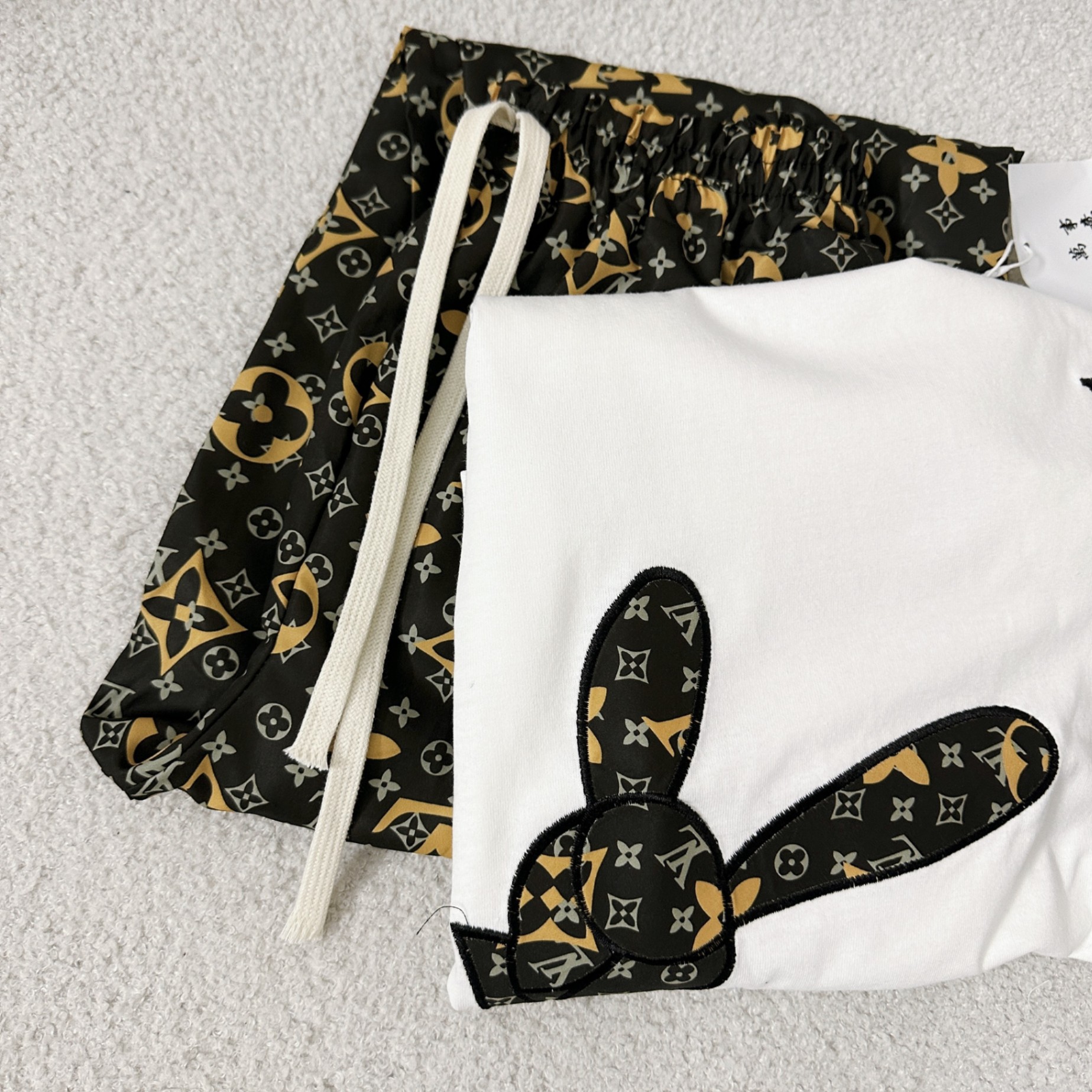 Bộ LV Tai Thỏ 2 Màu